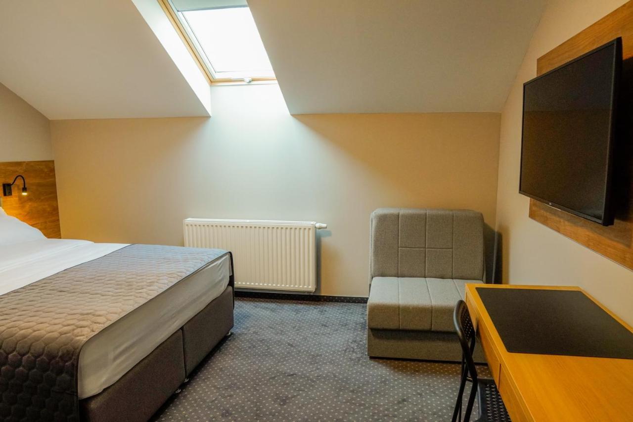 Bed and breakfast Industrial Belisce Extérieur photo